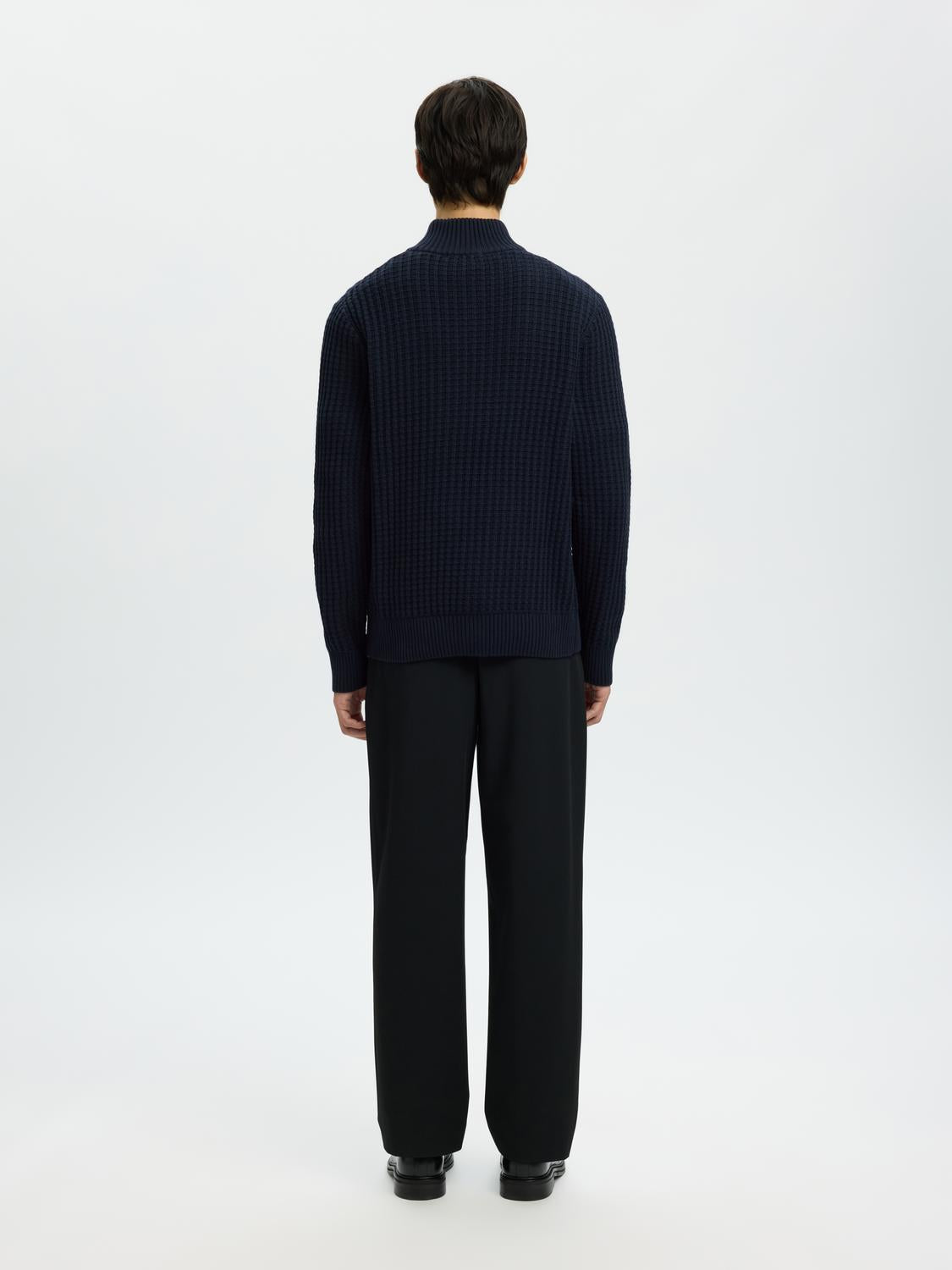model_shot-back